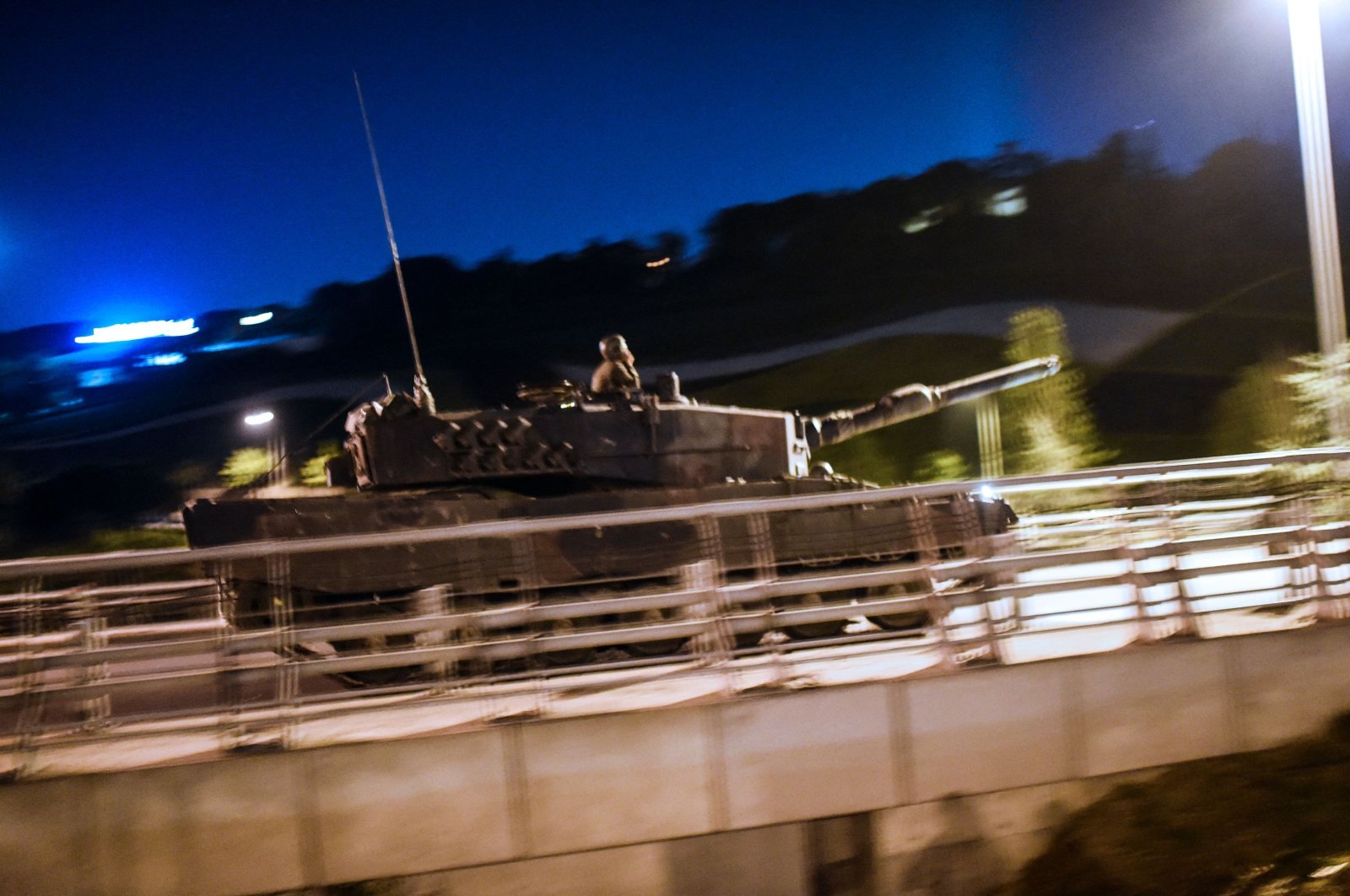 A tank drives past during a coup attempt by the Gülenist Terror Group (FETÖ) at the entrance of the Bosporus Bridge, later renamed July 15 Martyrs’ Bridge, Istanbul, Turkey, July 16, 2016. (AFP Photo)