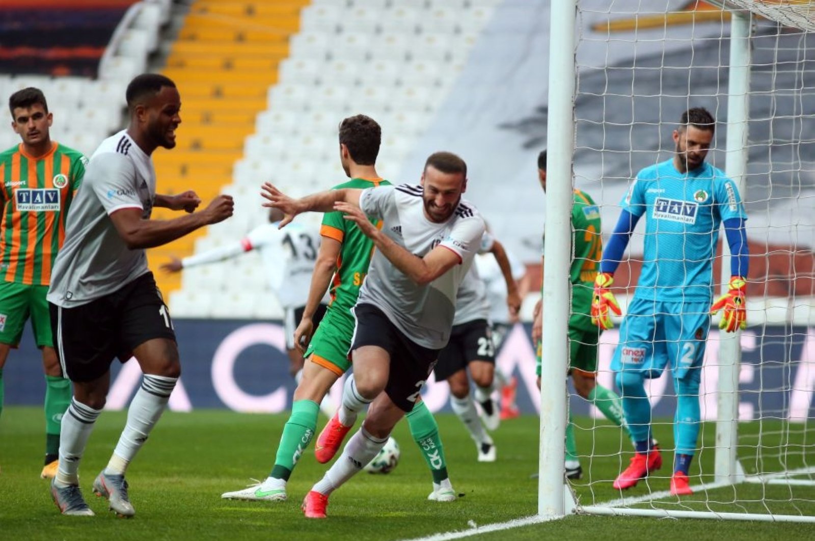 Besiktas Eases Past Alanyaspor To Open 5 Point Gap At Top Of Table Daily Sabah