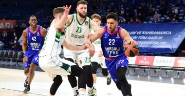 Anadolu Efes guard Vasilije Micic (R) tries to go past Zalgiris center Martinas Geben (C) in a EuroLeague basketball match in Istanbul, Turkey, March 12, 2021. (DHA Photo)
