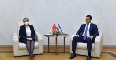 Trade Minister Ruhsar Pekcan (L) and her Uzbek counterpart Sardor Umurzakov, Tashkent, Uzbekistan, April 8, 2021. (AA Photo)