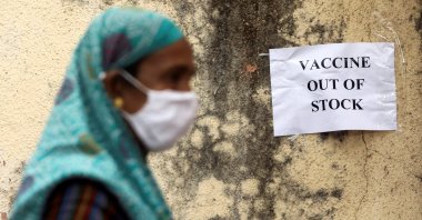 A notice about the shortage of COVID-19 vaccine supplies is seen at a vaccination center, in Mumbai, India, April 8, 2021. (Reuters Photo)