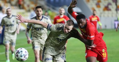 Fenerbahçe's Szalai and Malatyaspor's Tetteh (R) vie for the ball in a Turkish Süper Lig match at Yeni Malatyaspor Stadium in Malatya, Turkey, April 8, 2021. (AA Photo)