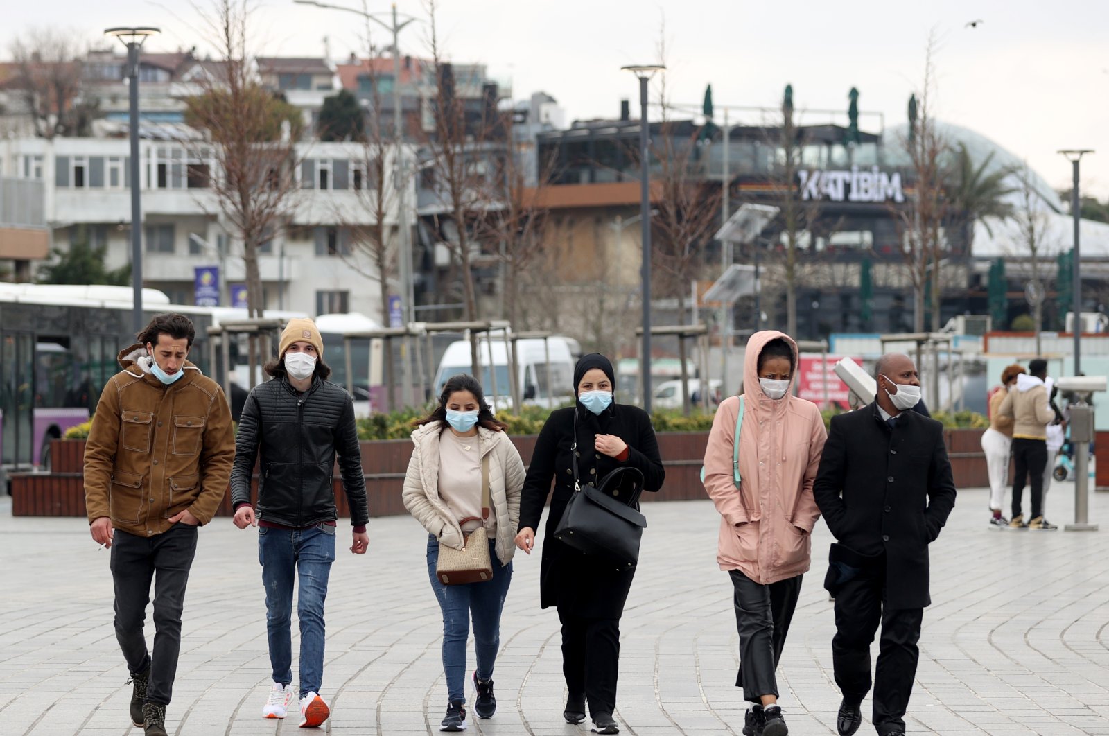 People wearing masks walk in the Üsküdar district in Turkey's largest city Istanbul, April 4, 2021. (AA Photo)