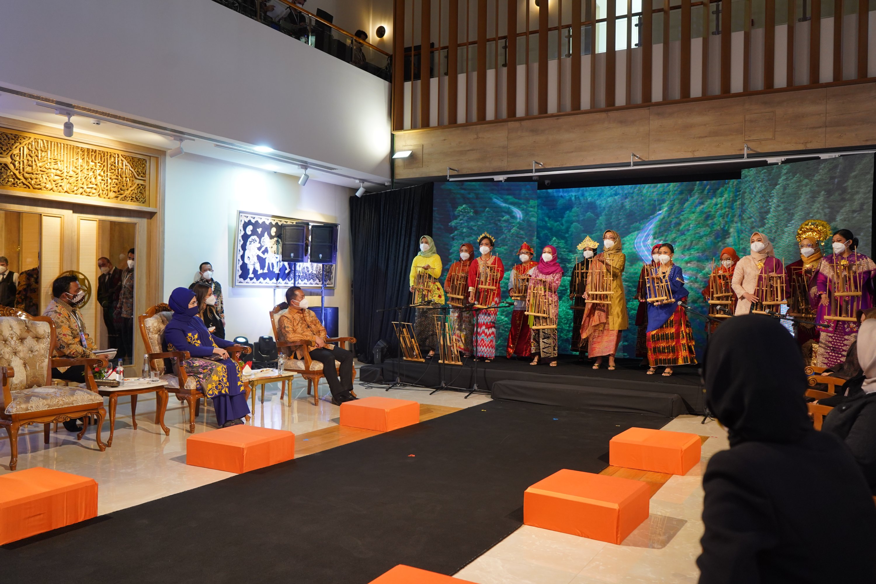 Participants, including Turkish first lady Emine Erdoğan, listen to the Angklung music show in this picture during the fashion event, Ankara, Turkey, April 7, 2021. (Courtesy of the Indonesian Embassy)