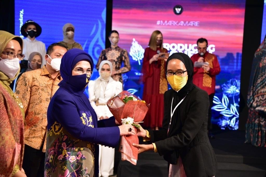 First lady Emine Erdo?an gives co-founder of Markamarie, Franka Soeria, a bouquet in this picture following the fashion event, Ankara, Turkey, April 7, 2021. (Courtesy of the Indonesian Embassy)