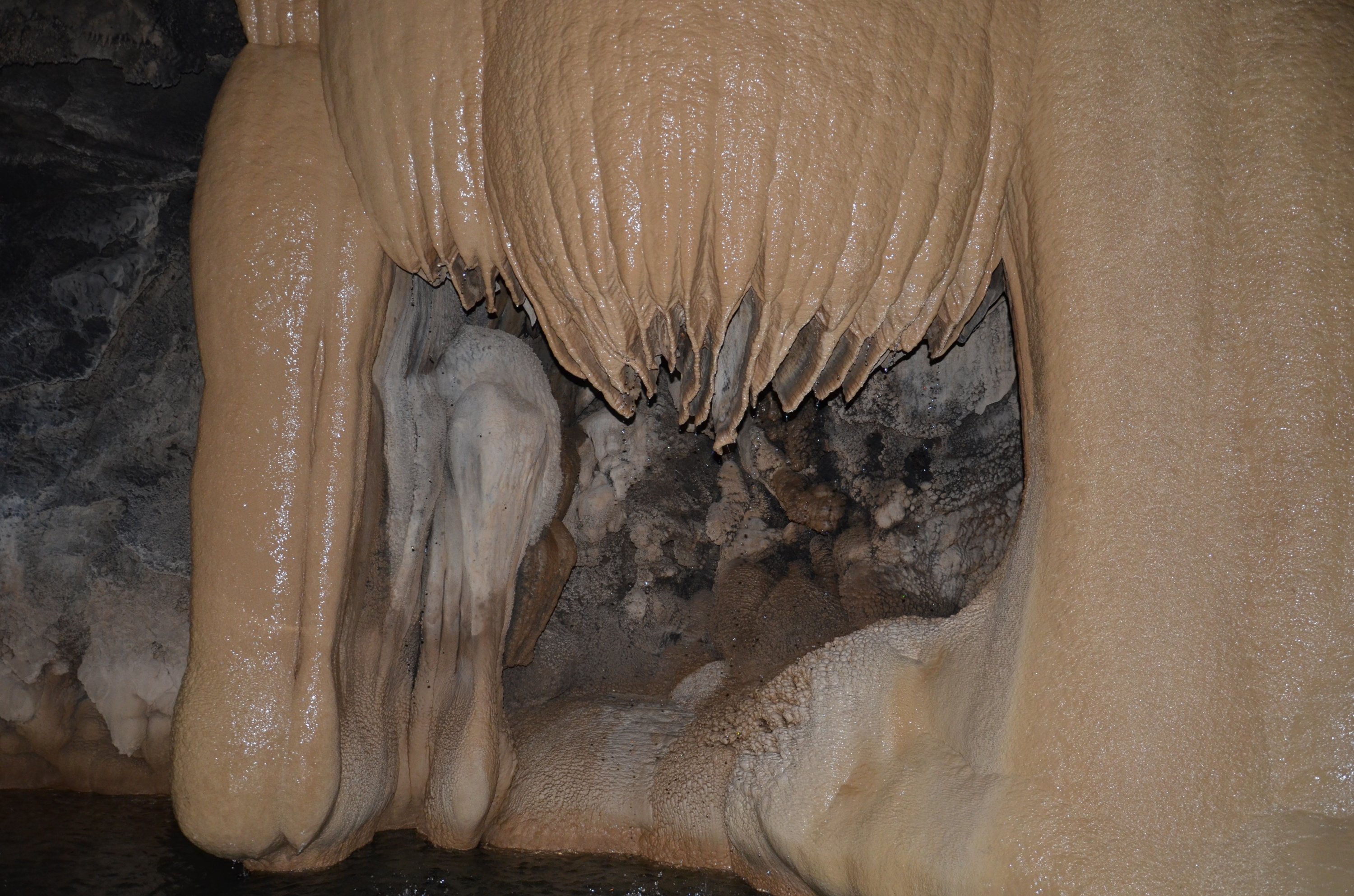 A formation of dripping limestone stalactites and travertines in Altınbeşik Cave, Antalya, southern Turkey, March 5, 2021. (IHA Photo)
