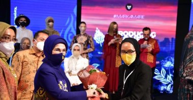 First lady Emine Erdoğan gives co-founder of Markamarie, Franka Soeria, a bouquet in this picture following the fashion event, Ankara, Turkey, April 7, 2021. (Courtesy of the Indonesian Embassy)