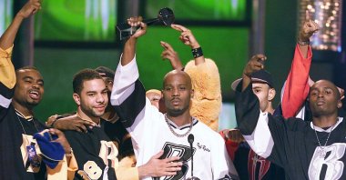 DMX (C) accepts the R&B Album Artist of the Year during the 1999 Billboard Music Awards in Las Vegas, U.S., Dec. 8, 1999. (AP Photo)
