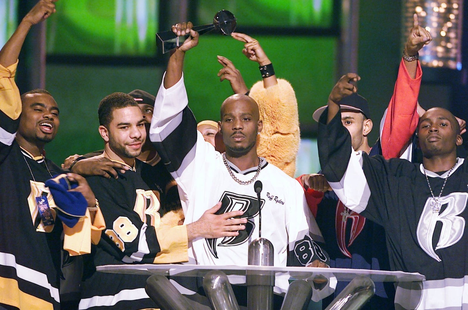 DMX (C) accepts the R&B Album Artist of the Year during the 1999 Billboard Music Awards in Las Vegas, U.S., Dec. 8, 1999. (AP Photo)