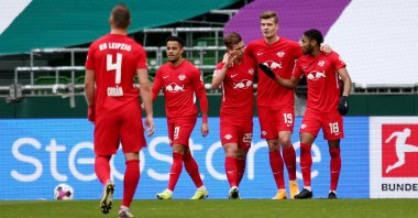 RB Leipzig's Alexander Sorloth (2ndR) celebrates scoring their second goal with teammates during the Bundesliga match against Werder Bremen at Weser-Stadion, Bremen, Germany, April 10, 2021. (Cathrin Mueller/DFL/Pool via Reuters)