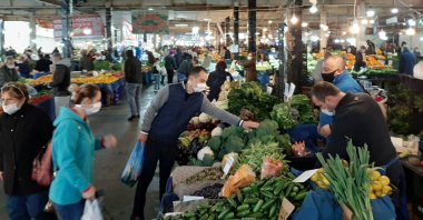 People shopping for food at a marketplace, in Istanbul, Turkey, Nov. 19, 2020. (PHOTO BY MUSTAFA KAYA) 