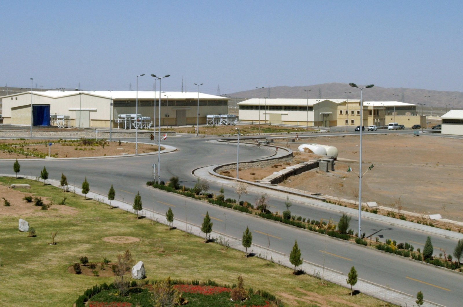 A view of the Natanz uranium enrichment facility 250 kilometers (155 miles) south of the capital Tehran, Iran, March 30, 2005. (Reuters Photo)