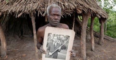 A village elder from Tanna island holds a picture of Britain's Prince Philip in Younanen, Vanuatu, May 6, 2017. (Reuters Photo)