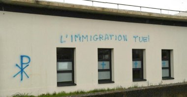 This handout picture released by the French Ministry of Justice shows graffiti tags that read, "Immigration kills," sprayed on the walls of the Avicenna mosque and Islamic cultural center in Rennes, western France, April 11, 2021. (AFP Photo)