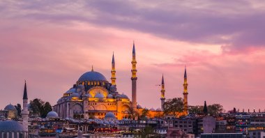 Like last year, mass iftar dinners will not be held in the courtyards of mosques such as the Süleymaniye Mosque (pictured) in Istanbul. (Shutterstock Photo)
