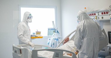 Health care workers attend a COVID-19 patient at a hospital, in Istanbul, Turkey, Oct. 8, 2020. (PHOTO BY HATİCE ÇINAR)