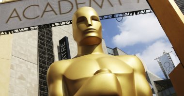 An Oscar statue stands outside the Dolby Theatre for the 87th Academy Awards in Los Angeles, California, the U.S., Feb. 21, 2015. (AP File Photo)