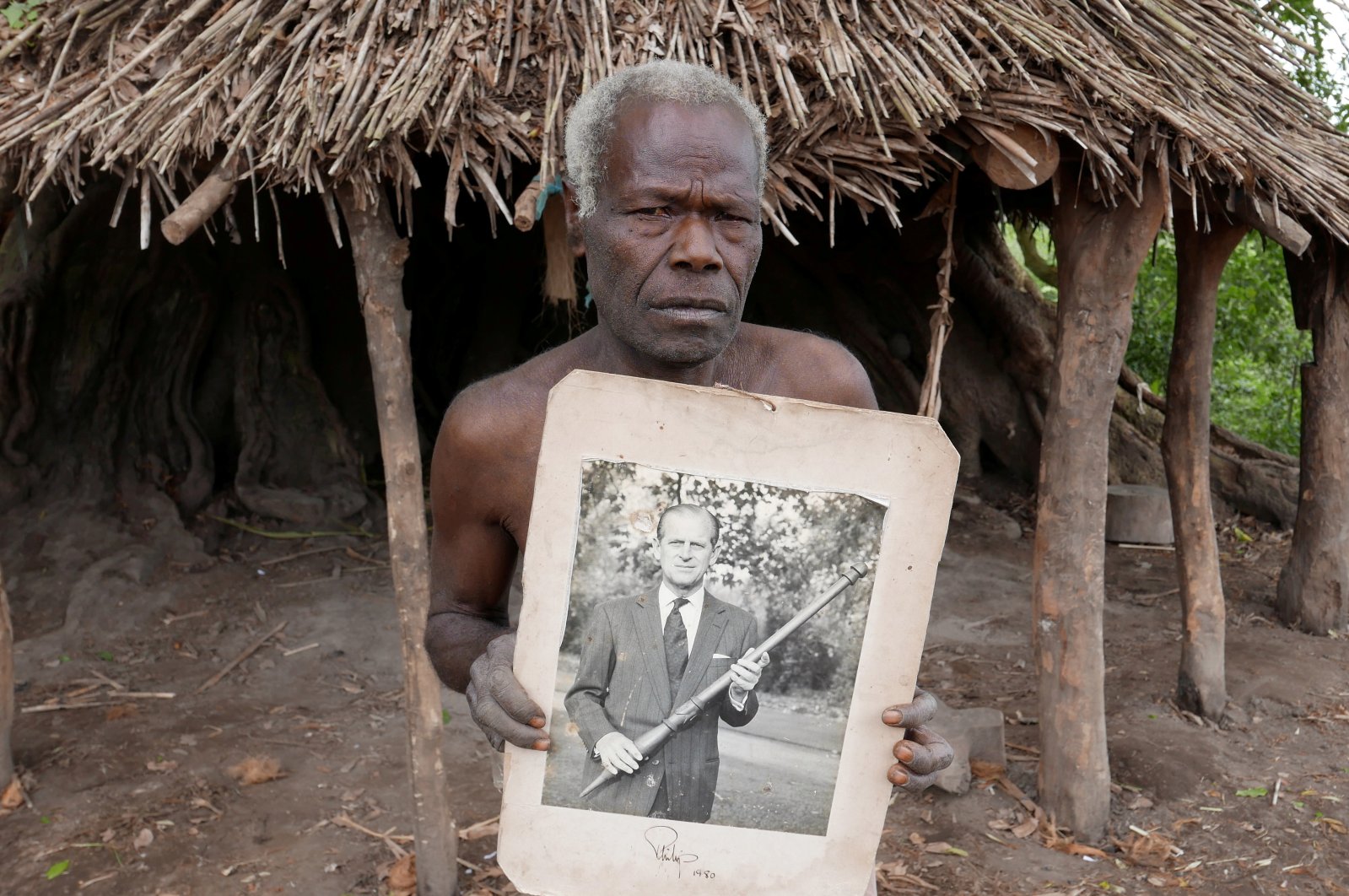 A village elder from Tanna island holds a picture of Britain's Prince Philip in Younanen, Vanuatu, May 6, 2017. (Reuters Photo)