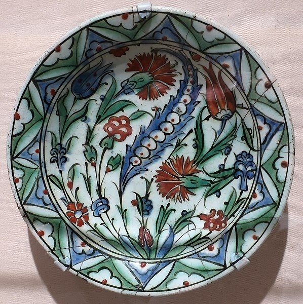 An 18th-century Ottoman plate, decorated with red carnation and tulip motifs, displayed at the Newark Museum of Art, New Jersey, U.S.