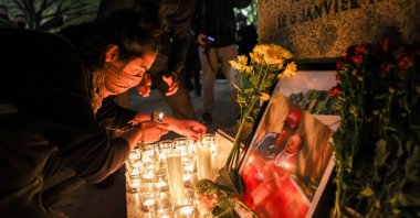 A person lights a candle during a vigil following the fatal police shooting of 20-year-old Black man Daunte Wright in Minnesota, Washington, U.S., April 12, 2021. (REUTERS/Evelyn Hockstein/File Photo)