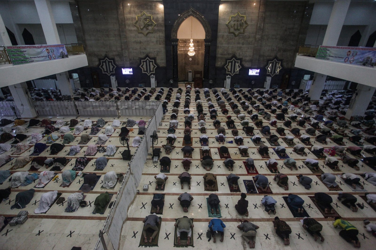People pray ahead of the holy fasting month of Ramadan, as mosques reopen amid the COVID-19 pandemic in Palangkaraya, Central Kalimantan province, Indonesia, April 12, 2021. (Makna Zaezar/Antara Foto via Reuters)