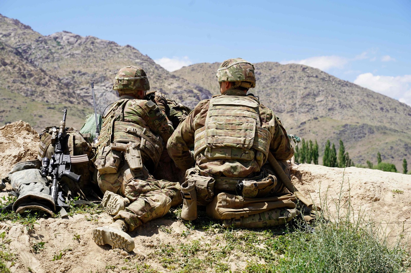 The U.S. soldiers look out over hillsides during a visit of the commander of US and NATO forces in Afghanistan General Scott Miller at the Afghan National Army (ANA) checkpoint in Nerkh district of Wardak province, June 6, 2019. (AFP)