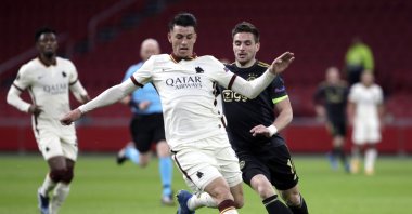 Roma's Roger Ibanez (L) duels for the ball with Ajax's Dusan Tadic during the Europa League first leg quarterfinal match at the Johan Cruyff Arena, Amsterdam, Netherlands, April 8, 2021. (AP Photo)