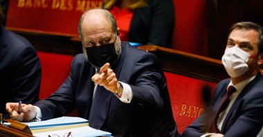 French Justice Minister Eric Dupond-Moretti (L) gestures next to French Health Minister Olivier Veran during a session of questions to the government at The National Assembly, Paris, March 23, 2021. (AFP Photo)