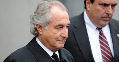 Disgraced Wall Street financier Bernard Madoff leaves U.S. Federal Court in after a hearing, New York, U.S., on March 10, 2009. (AFP Photo)