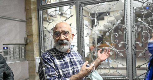 FETÖ-linked Taraf daily's former editor-in-chief Ahmet Altan poses for Agence France-Presse (AFP) at his home minutes after he arrived following his release from jail, in Istanbul's Kadiköy neighborhood, Turkey, April 14, 2021. (AFP Photo)