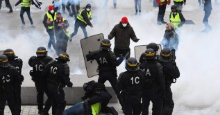 Protesters clash with riot police during anti-government demonstrations called by the Yellow Vests, Lorient, France, Feb. 9, 2019. (AFP Photo)