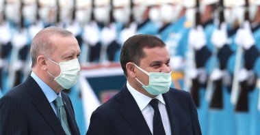 Turkish President Recep Tayyip Erdoğan (L) and Libyan Government of National Unity Prime Minister Abdul Hamid Dbeibah (R) walk past honour guards during the official ceremony prior to their meeting in Ankara, Turkey, April 12, 2021. (AFP Photo)