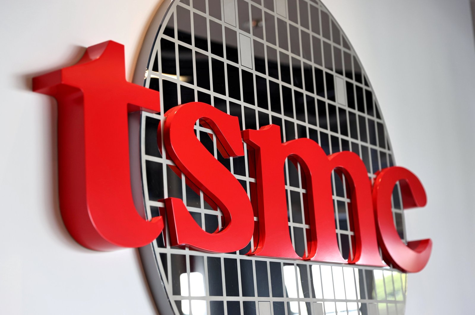 The logo of Taiwan Semiconductor Manufacturing Co. (TSMC) is pictured at its headquarters, in Hsinchu, Taiwan, Jan. 19, 2021. (REUTERS Photo)