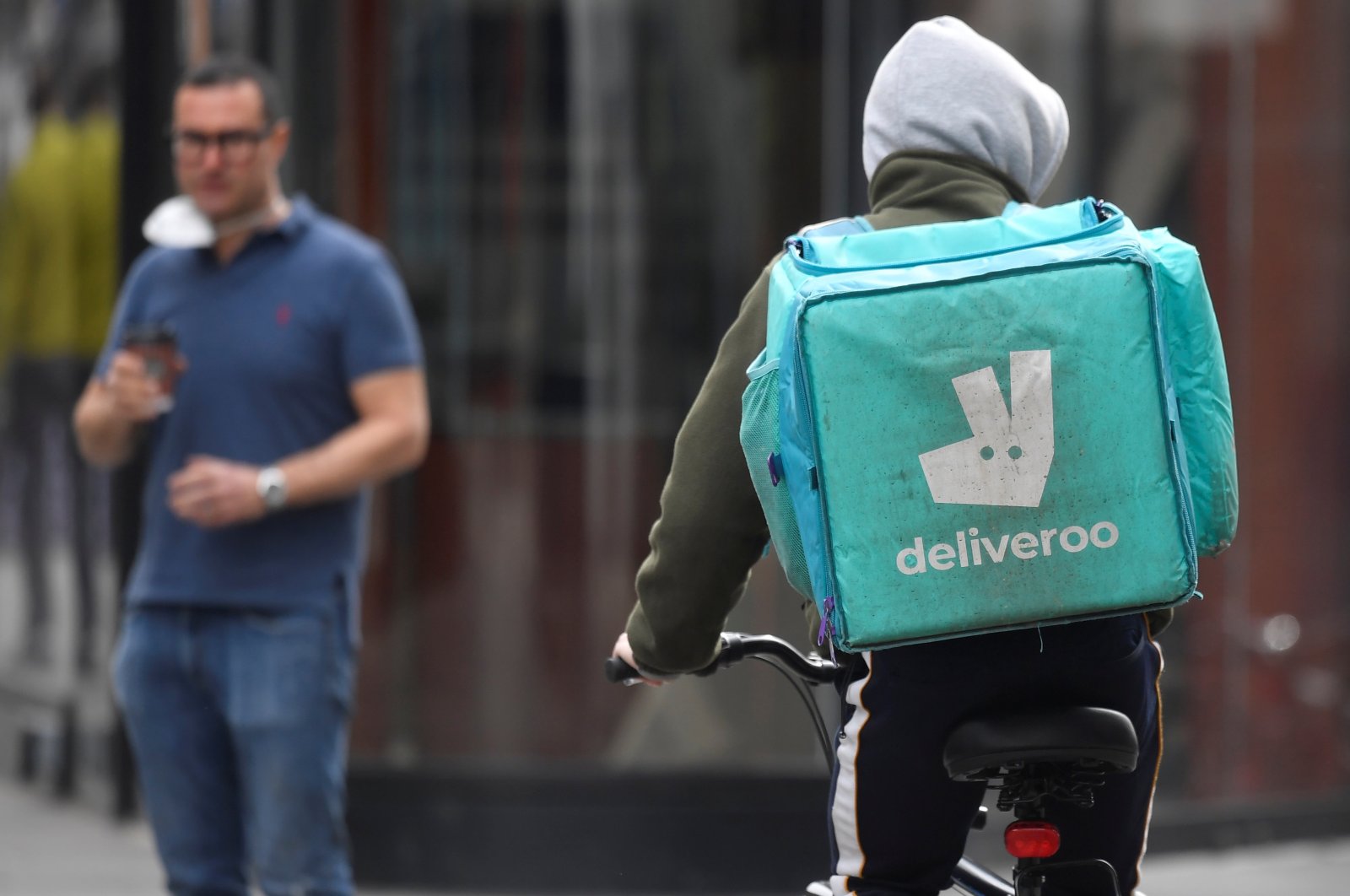 A Deliveroo delivery rider cycles in London, Britain, March 31, 2021. (REUTERS Photo)