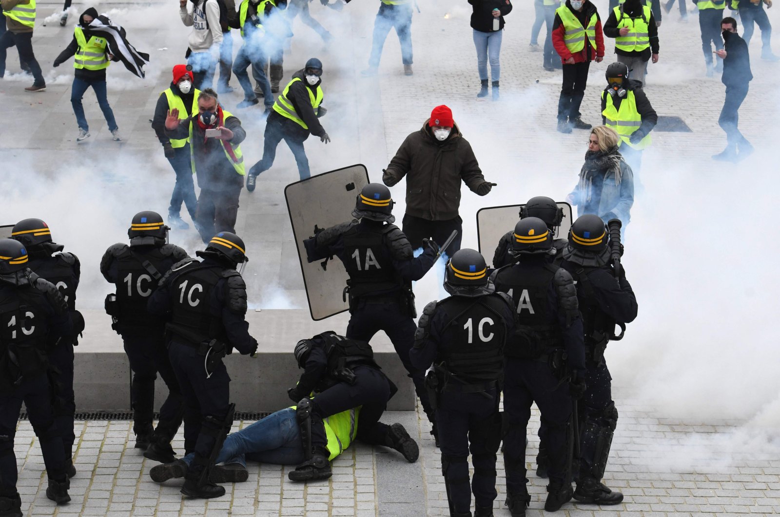 Protesters clash with riot police during anti-government demonstrations called by the Yellow Vests, Lorient, France, Feb. 9, 2019. (AFP Photo)