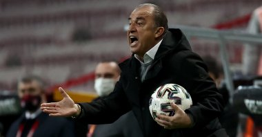 Galatasaray manager Fatih Terim gestures during a Süper Lig match against Rizespor, Istanbul, Turkey, March 19, 2021. (AA Photo)