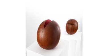 Ahmet Yiğider applies certain interventions on wooden surfaces in the sculptures of "Intellect."