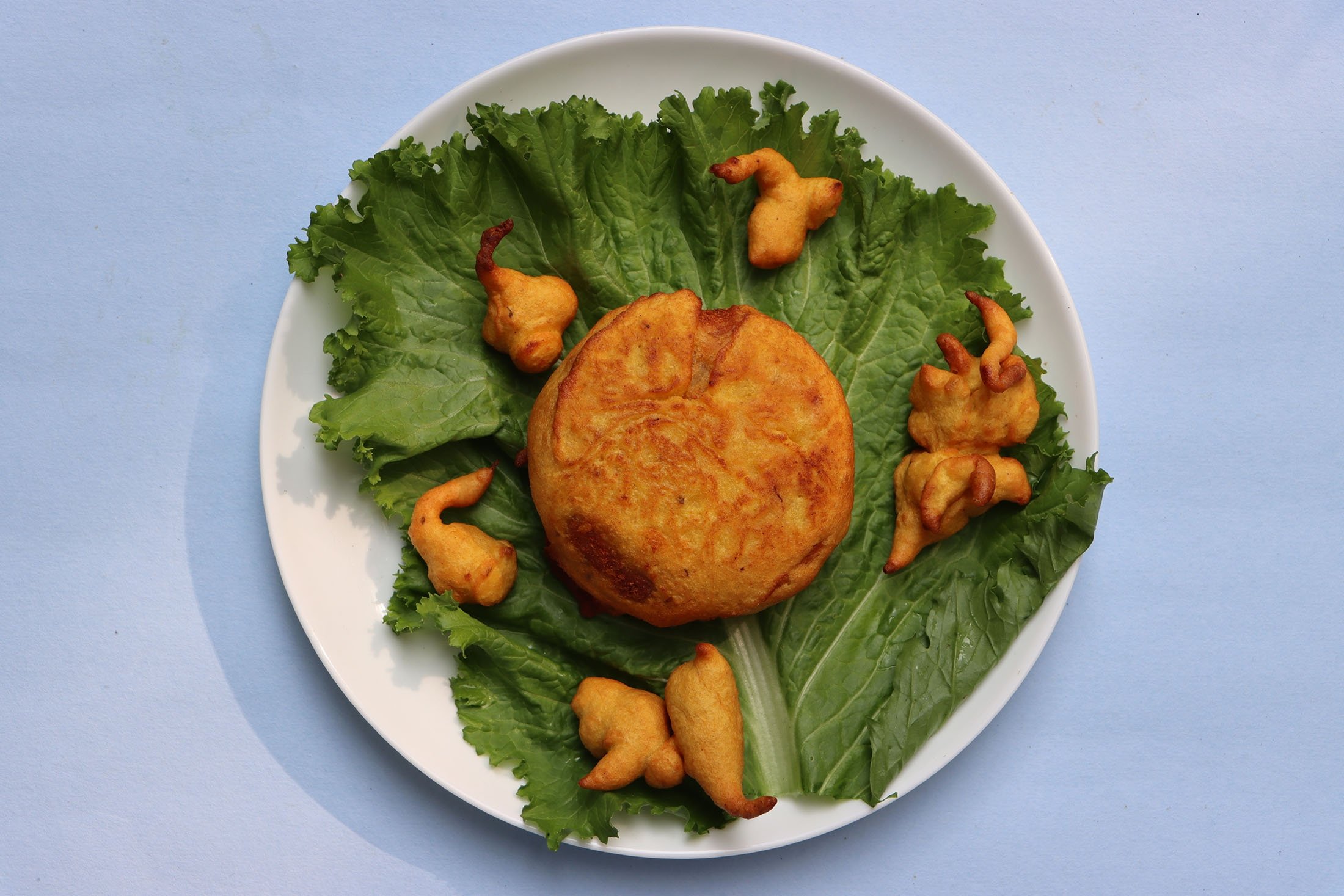 Aalu pakoras are a great appetizer and a scrumptious iftar staple. (Shutterstock Photo)