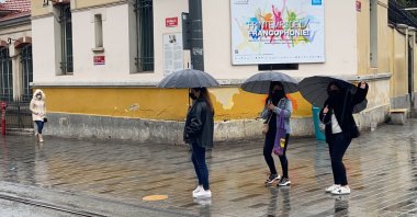 University students are seen standing in Istanbul's famous Istiklal Avenue during the COVID-19 pandemic in Istanbul, Turkey, April 17, 2021 (IHA Photo)