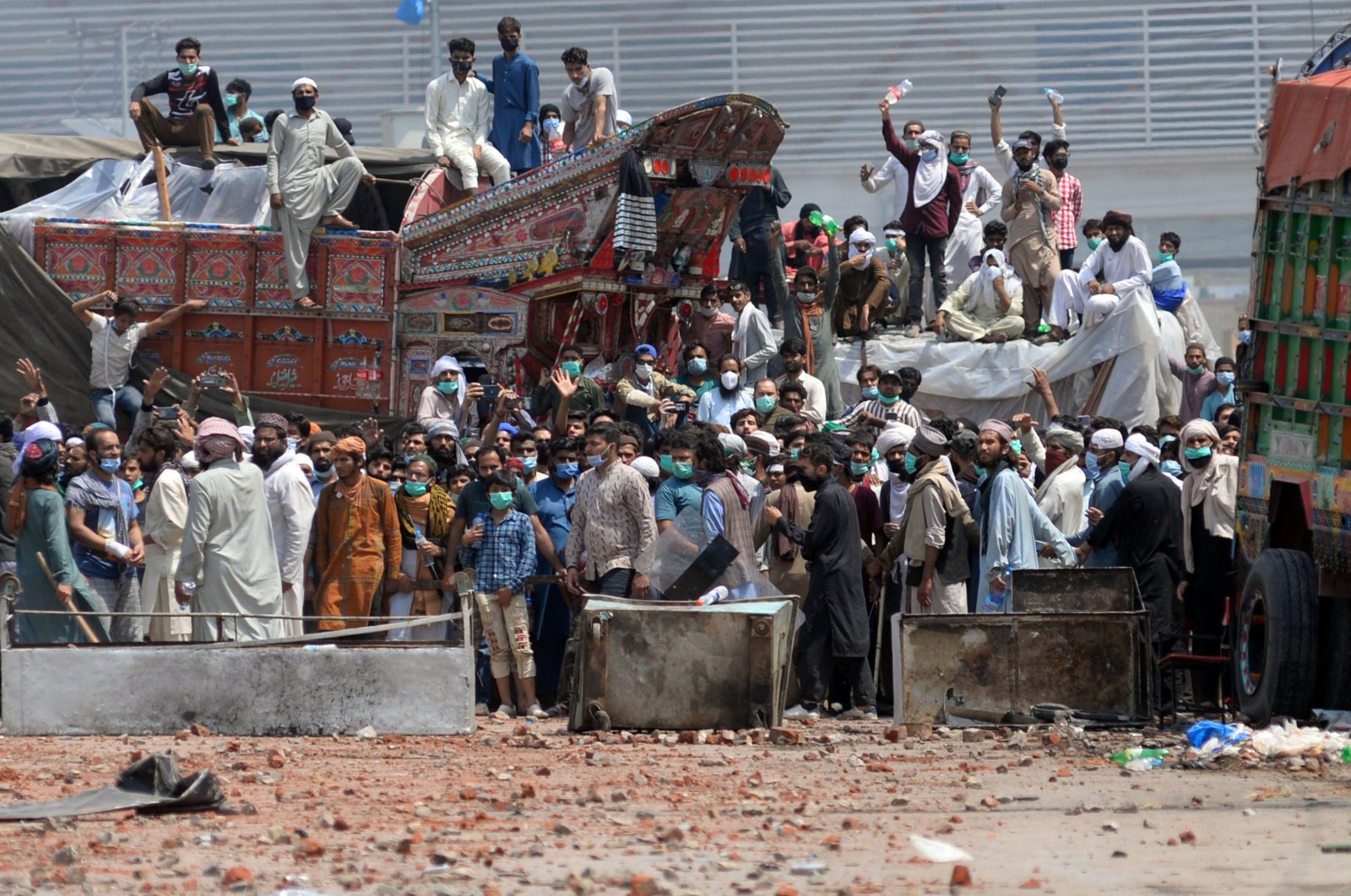 Supporters of Tehrik-e-Labaik Pakistan (TLP) block a road during a protest in Lahore, Pakistan, April 18, 2021. (Reuters Photo)