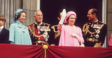 Queen Elizabeth II with Princess Anne, Earl Mountbatten and the Duke of Edinburgh on the balcony of Buckingham Palace, London, U.K., 28th June 1977. (Photo by Fox Photos/Getty Images)