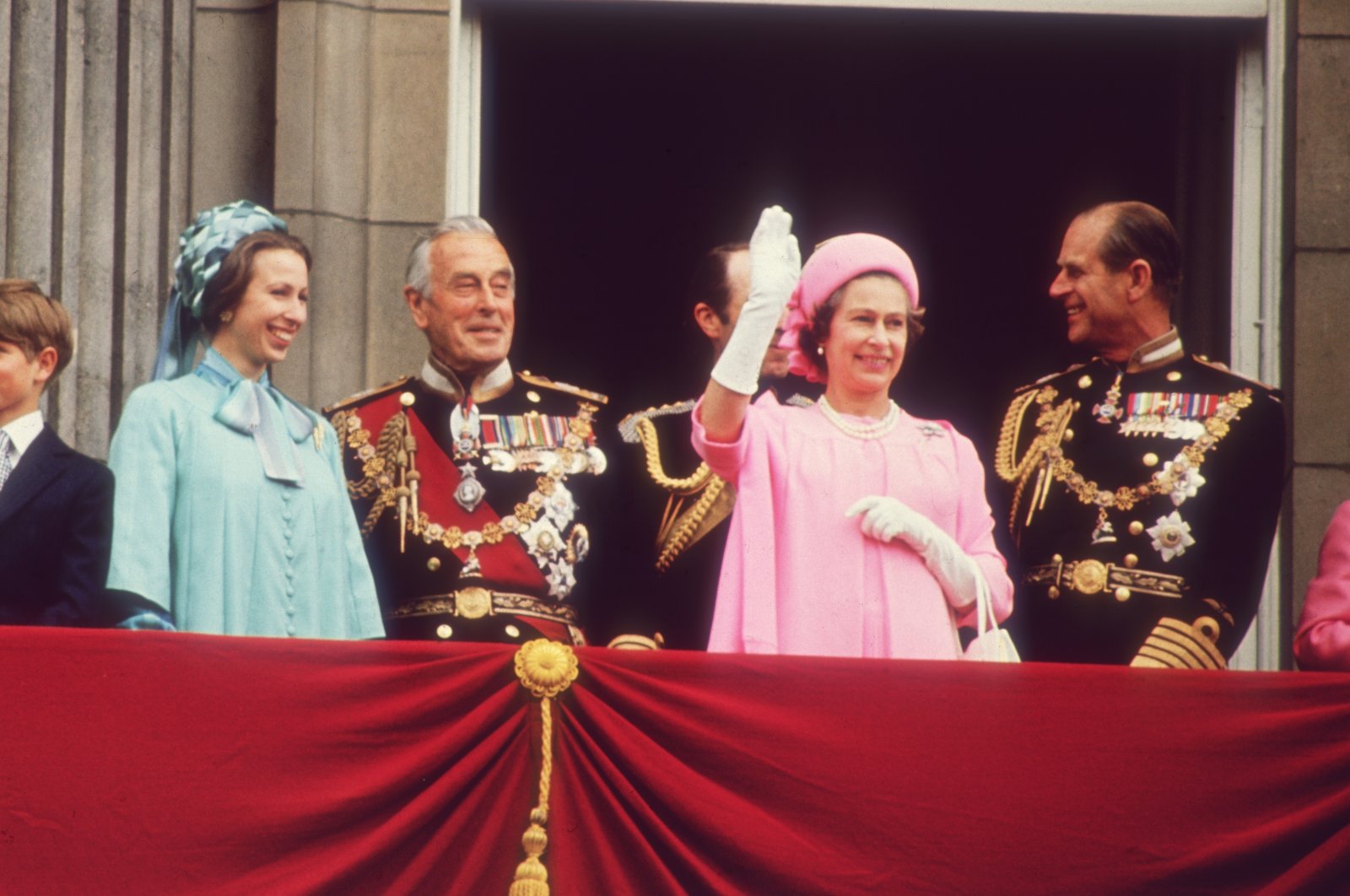 Queen Elizabeth II with Princess Anne, Earl Mountbatten and the Duke of Edinburgh on the balcony of Buckingham Palace, London, U.K., 28th June 1977. (Photo by Fox Photos/Getty Images)