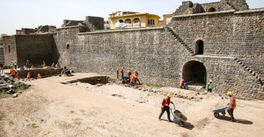 Archaeological workers continue efforts to unearth a Roman-era street at the ancient Amida Höyük site in Diyarbakır, Turkey, April 19, 2021. (AA Photo)
