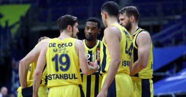Fenerbahçe players discuss the game plan during their THY EuroLeague regular season match against Real Madrid, Istanbul, Turkey, April 8, 2021. (IHA Photo)