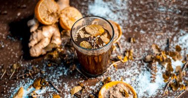 Kashmiri Kahwa is a green tea flavored with spices such as cinnamon, green cardamom, dried saffron stigmas and dry fruit or nuts. (Shutterstock Photo) 