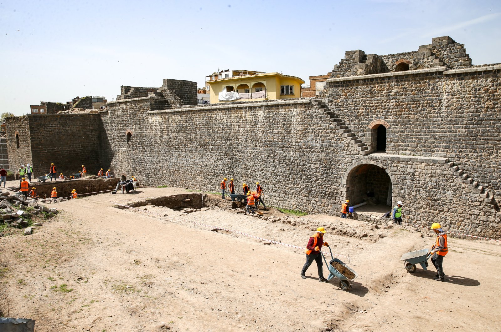 Archaeological workers continue efforts to unearth a Roman-era street at the ancient Amida Höyük site in Diyarbakır, Turkey, April 19, 2021. (AA Photo)