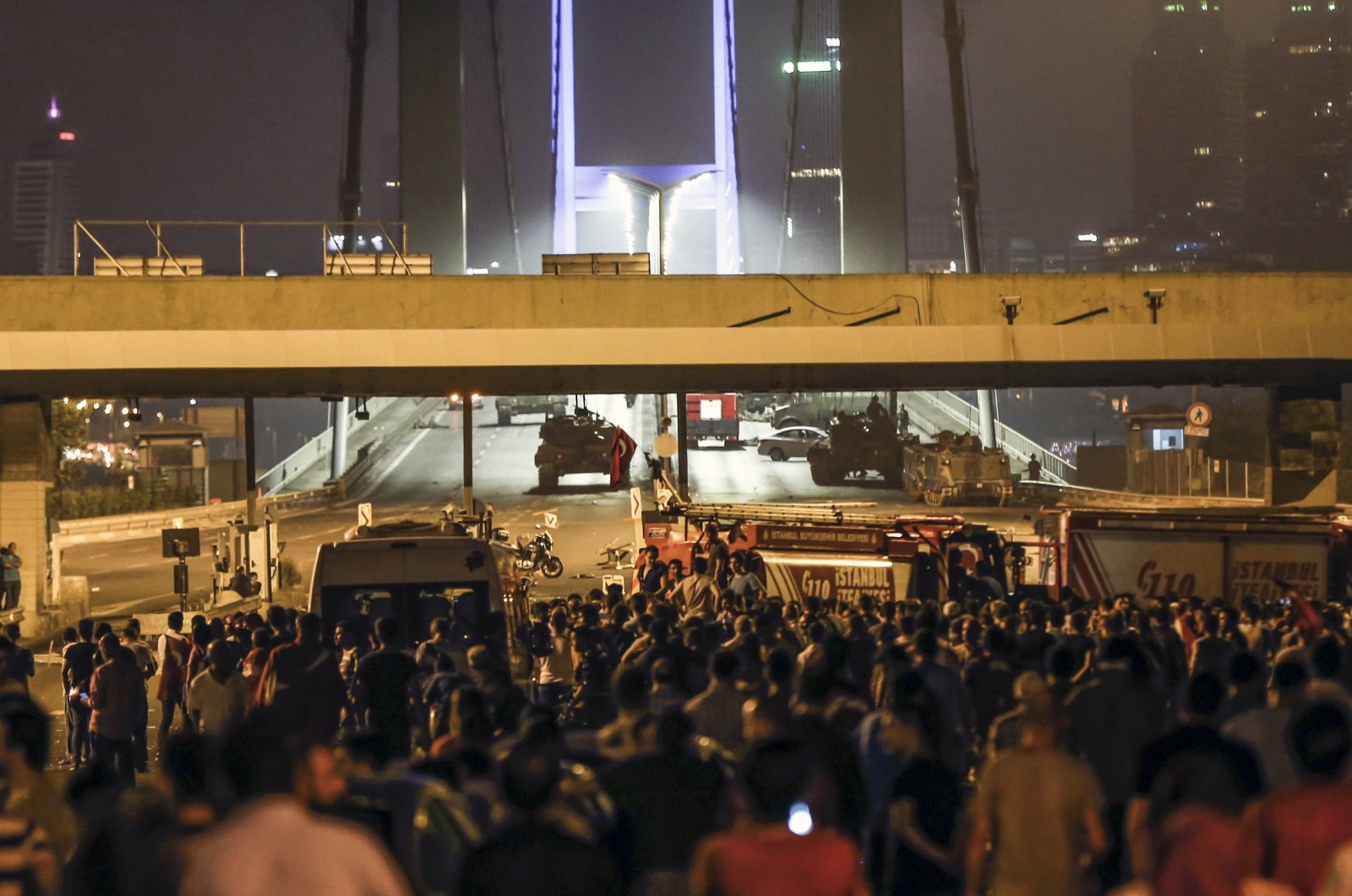 People confront the Gülenist Terror Group's (FETÖ) putschist soldiers taking over the Bosporus Bridge in Istanbul, Turkey, July 15, 2016. (AA PHOTO)