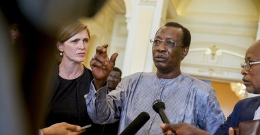 U.S. Ambassador to the United Nations Samantha Power (L) listens to Chad President Idriss Deby Itno (C) answer questions from members of the media at the presidential palace in N'Djamena, Chad, April 20, 2016. (AP File Photo)