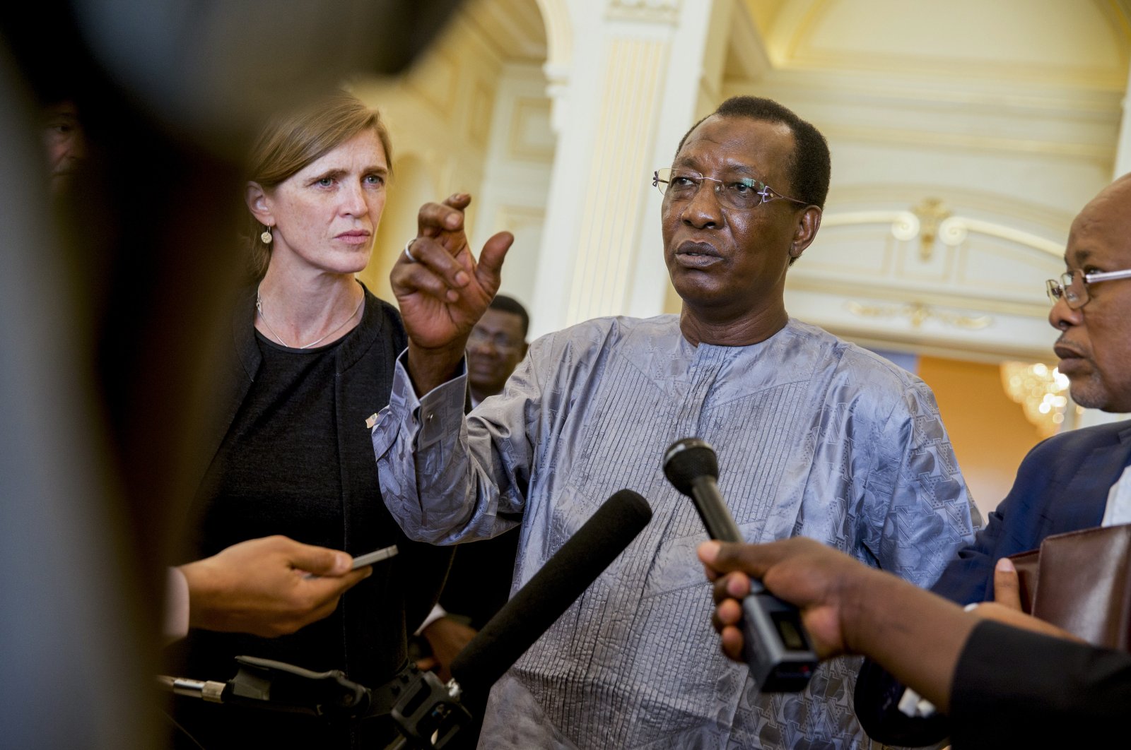 U.S. Ambassador to the United Nations Samantha Power (L) listens to Chad President Idriss Deby Itno (C) answer questions from members of the media at the presidential palace in N'Djamena, Chad, April 20, 2016. (AP File Photo)