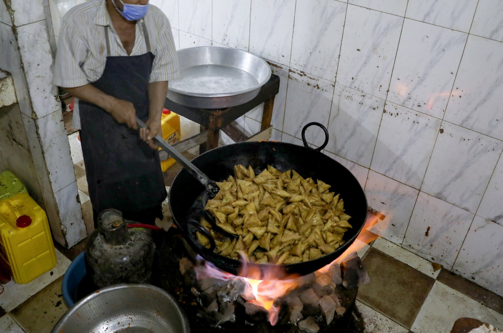 A cook fries sambusa snacks at a restaurant during the holy month of Ramadan in Sanaa, Yemen, April 15, 2021. (Reuters Photo)